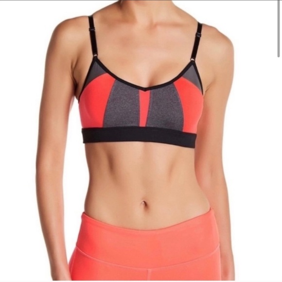 ALO Yoga Other - Alo trace 2 color block sports bra